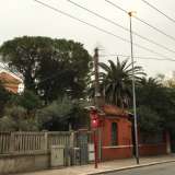 Villa Galbiati, che si riesce a vedere a stento, a causa della folta vegetazione che la circonda.  L�edificio � di color rosso porpora e si articola su tre livelli: uno scantinato, un piano rialzato e un piano nobile. Sulla parte sinistra si trova un torrino belvedere con tetto a falde spioventi 